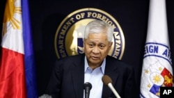 資料照：時任菲律賓外交部長的艾伯特∙德爾∙羅薩里奧在記者會上講話。 （2012年7月13日）