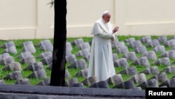 天主教教宗方濟各在奧匈公墓。那裡埋葬著第一次世界大戰中陣亡的10萬名軍人。（2014年9月13日）