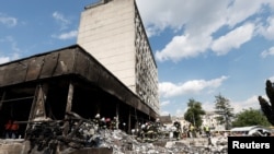 在乌克兰中部城市文尼察，急救人员在俄军袭击后的现场工作。(2022年7月14日)