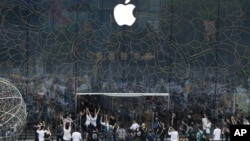 資料照片：北京三里屯一家新的蘋果旗艦店開門。 (2020年7月17日)