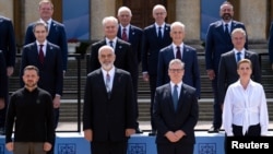 英国首相斯塔默（前右二）与乌克兰总统泽连斯基（前左一）在英国牛津附近的布伦海姆宫与欧洲领导人一起出席欧洲政治共同体峰会。（2024年7月18日）