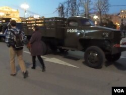 俄美二战时曾是盟友，但现在两国关系越来越糟。2015年5月俄罗斯纪念二战胜利70周年时，莫斯科市中心展出的当年美国援助苏联的卡车。(美国之音白桦拍摄)