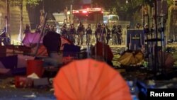 香港警察站立在理工大學外的街道上。 （2019年11月19日）