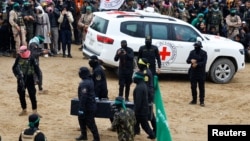 2025年2月20日，哈馬斯交還被綁架扣押在加薩的四名以色列人質的屍體，其中包括兩名最年幼的以色列嬰兒克菲爾·比巴斯（Kfir Bibas）和他四歲的哥哥阿里爾（Ariel）和他們的母親。