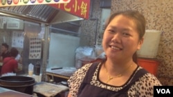 大饼包小饼的摊主吴大姐(美国之音莉雅拍摄)