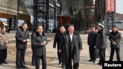 北韓官媒朝中社報導領導人金正恩訪問造船廠視察核潛艇計劃。
