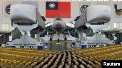 台湾澎湖马公空军基地的一架自治防卫战机和空对地巡航导弹 ( 2020年9月22日)