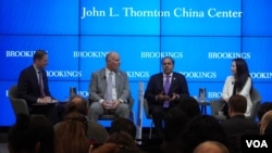 眾議院中共問題特設委員會主席約翰·穆勒納爾(左二)和委員會首席民主黨議員拉賈·克里希納莫蒂(右二)出席華盛頓智庫布魯金斯學會活動，討論國會如何應對美中關係。 (2025年2月25日，美國之音記者李逸華拍攝)