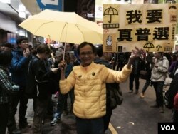 聖誕日晚上九時後，有高舉黃傘及爭取真普選標語的流動「購物團」在旺角西洋菜 南街行人專區聚集