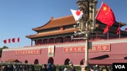 2018年10月25日，日本首相安倍晉三訪問北京期間，日本國旗在天安門廣場飄揚。（美國之音艾倫拍攝）