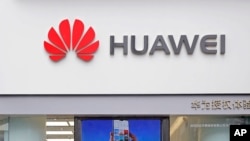 资料照片：中国广东省深圳市一家商店显示的华为标识。(2019年3月7日)
