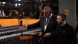 烏克蘭總統訪問賓州彈藥廠感謝工人並請求美國的更多援助