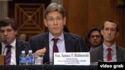 美國助理國務卿湯姆•馬利諾夫斯基在聽證會上發言 （VOA 視頻截圖）