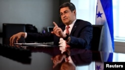 El presidente Juan Orlando Hernández durante una entrevista con la agencia Reuters, en Nueva York, el 24 de septiembre de 2018.