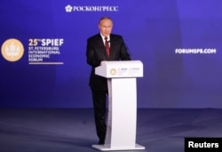 俄羅斯總統普京在聖彼得堡國際經濟論壇會議上講話。 (2022年6月17日)