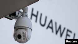 在北京一家商場外的華為標誌旁安裝了監視器。 資料照（2019年1月29日）