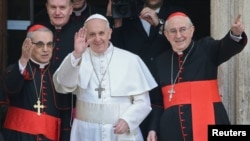 新任教宗方濟( 中) 揮手致意