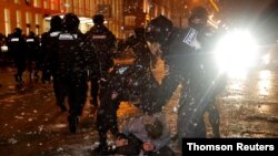 數万名在押反對派領袖納瓦爾尼的支持者星期六無視當局警告，聚集在俄羅斯街頭抗議。