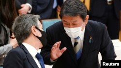 2021年3月16日美國國務卿布林肯(左)在日本東京首相辦公室與日本外相茂木敏充會談。