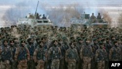 中國軍隊在新疆喀什帕米爾高原進行冬季軍事訓練。 （2021年1月4日）