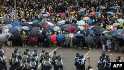 香港抗議者在2019年6月12日在政府總部外與警察對峙