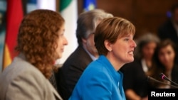 时任加拿大国际发展部长的加拿大农业部长毕博(Marie-Claude Bibeau)在七国集团的一次会议上讲话。（2018年5月31日）