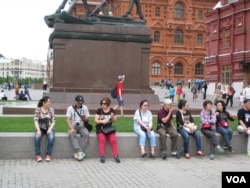 夏季莫斯科红场附近的中国游客。