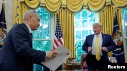 特朗普總統在2019年10月11日星期五在華盛頓白宮橢圓形辦公室與中國副總理劉鶴會面。