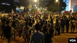 10月14日晚数以百计的香港示威群众和警察对峙，警方驱之不散 (美国之音海彦 拍摄)