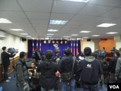 台湾国防部3月26日记者会 (美国之音申华拍摄)