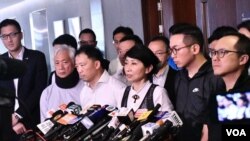 多名民主派立法會議員會見記者。(美國之音特約記者 湯惠芸拍攝 )