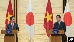 越南國家主席​​武文賞(左)及日本首相岸田文雄(右)2023年11月27日，在日本東京首相官邸舉行會晤後舉行的聯合記者會上向媒體發表演說。(美聯社照片)