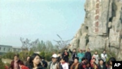 公民手持五星旗出发前往东师古