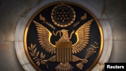 资料照片：纽约南区联邦法庭的徽章。（2014年11月4日）