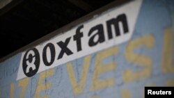 全球性慈善機構樂施會在海地2010年一場地震救援行動中在當的標誌。