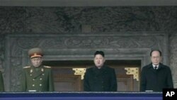 北韓新領導人金正恩(中)﹐在他身邊的的是金永南(右)和李英浩(左)。