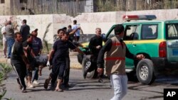 巴格達爆炸事件後傷者被抬出送院