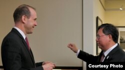 桃园市长郑文灿2019年3月4日在华盛顿与美国国务院代理副助卿史墨客会面 (美国在台协会脸书官网）