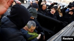 一名聲援者喊出支持王全璋的口號後被便衣警察帶走（路透社2018年12月26日）