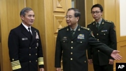 中國總參謀長房峰輝(中)歡迎哈里斯(左)