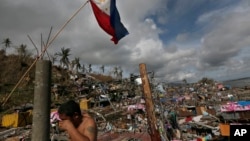 菲律宾中部塔克洛班市(又译“独鲁万”)：菲律宾国旗和擦泪的幸存者 