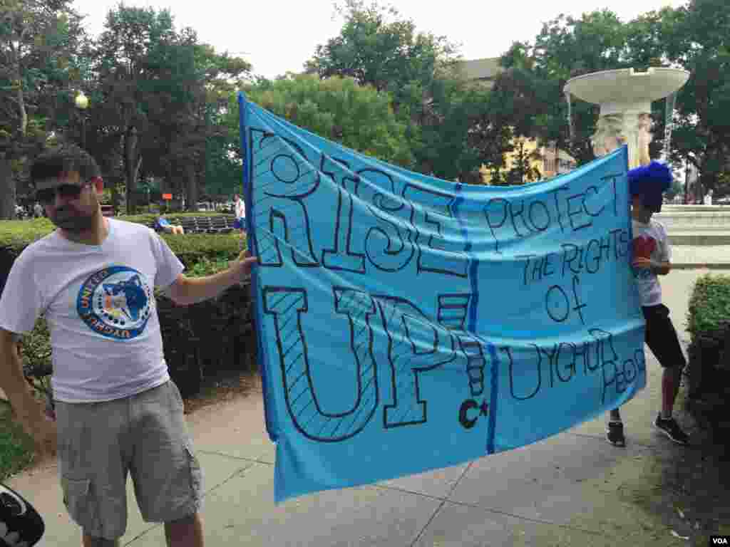 2015年7月12日维吾尔人和支持者在美国首都华盛顿街头游行并聚集在泰国驻美大使馆前抗议泰国把100余名维吾尔人强行递解回中国。（美国之音乌兹别克语组拍摄） &nbsp;