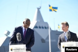 美國國防部長勞埃德·奧斯汀與瑞典國防大臣帕爾·約翰遜在瑞典穆斯科海軍基地舉行記者會。(2023年4月19日)