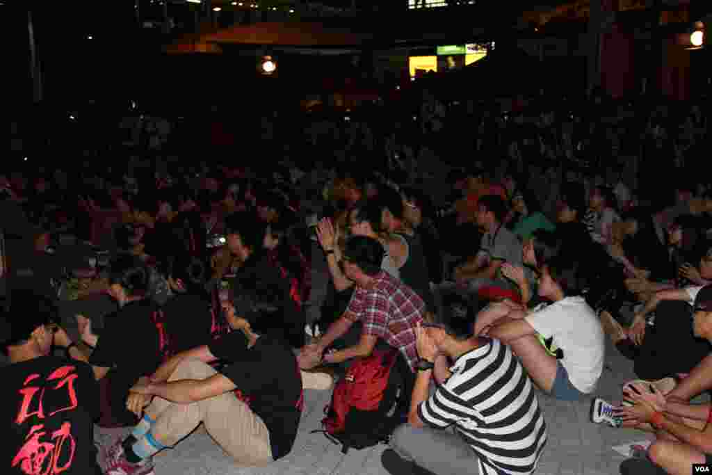 学民思潮在特区政府总部外举行全民共议政改集会(美国之音海彦拍摄)