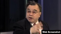 著名宪政学者、中国破产法专家曹思源作为嘉宾参加美国之音电视访谈（网络截屏）