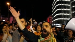 在黎巴嫩首都貝魯特，反政府抗議者上街阻路，呼喊口號。 (2019年12月4日)