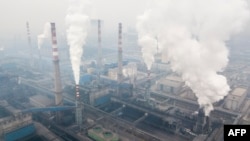 资料照片：2018年2月17日，无人机的空拍照片显示陕西韩城钢铁厂及其排放的污染物。