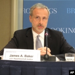 准副檢察長貝克強調美國法律對隱私的保護