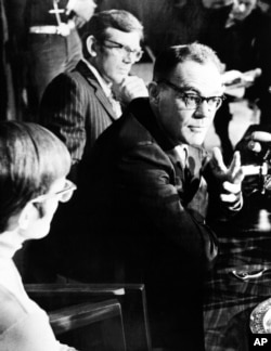 在这张1973年3月13日的黑白资料照片中，刚刚被中国政府释放回国的道尼在康涅狄克州的总医院举行记者会。