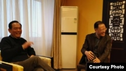 中国自由职业者、独立学者荣剑（左）和许章润教授交谈（荣剑推特照片）。